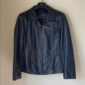 Women’s full zip leather jacket in EUC size M